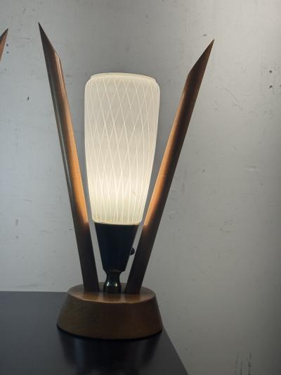 MID CENTURY PAIR OF WOOD LINE DESIGN WHITE GLASS SHADE LAMPS
