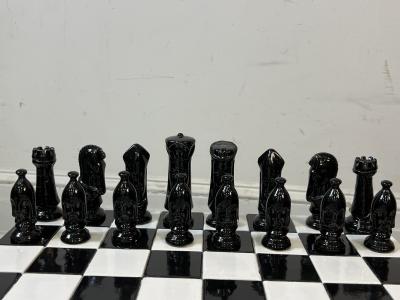 MODERN BLACK AND WHITE CERAMIC CHESS SET