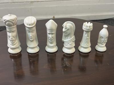 MODERN BLACK AND WHITE CERAMIC CHESS SET