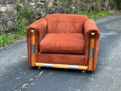 MODERN CHROME AND WOOD FRAMED UPHOLSTERED CLUB CHAIR ON CASTER WHEELS