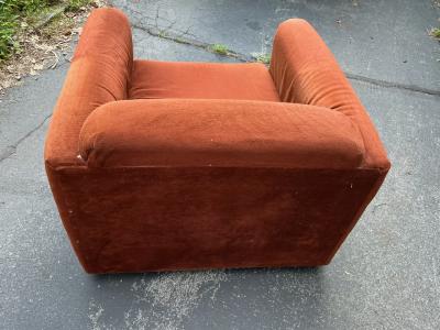 MODERN CHROME AND WOOD FRAMED UPHOLSTERED CLUB CHAIR ON CASTER WHEELS