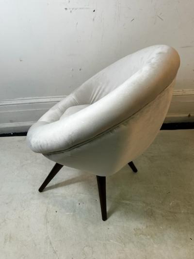 MODERNIST ROUND VELVET CHAIRS WITH SPLAYED LEGS