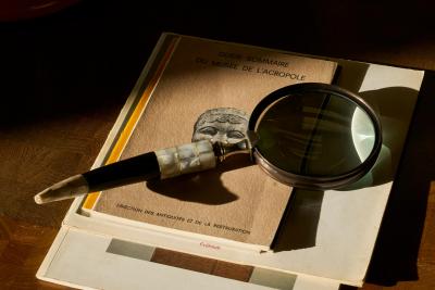 Magnifying Glass in Mother of Pearl and Solid Wood 1920s