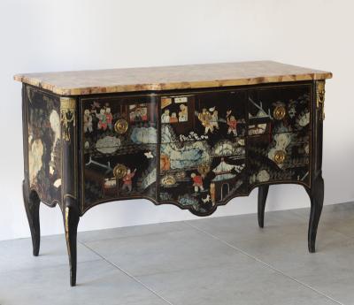 Martin Ohneberg AN 18TH CENTURY COROMANDEL LACQUER COMMODE BY MARTIN OHNEBERG