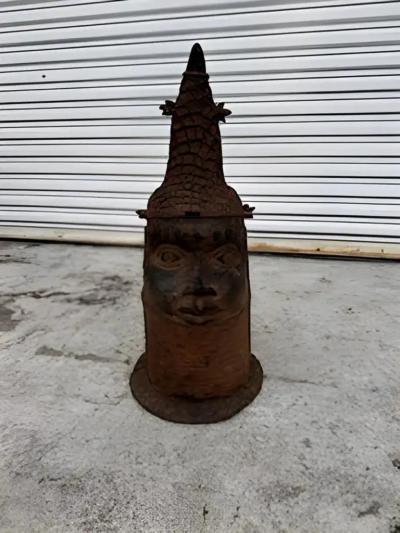 Memorial cast bronze head benin
