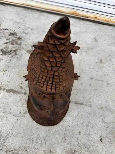 Memorial cast bronze head benin