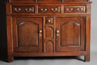 Mid 18thc Welsh oak cwpwrdd tridarn of superb patina