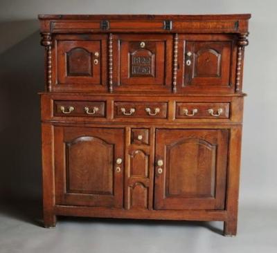 Mid 18thc Welsh oak cwpwrdd tridarn of superb patina