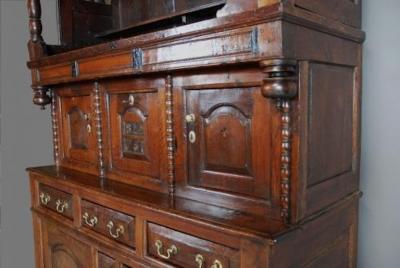 Mid 18thc Welsh oak cwpwrdd tridarn of superb patina