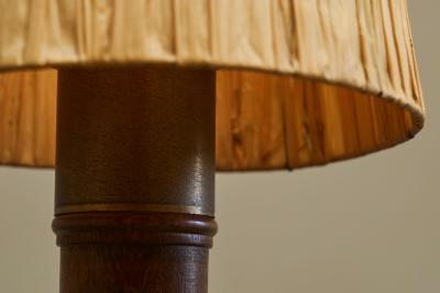 Mid Century Accent Table Lamp in Solid Oak and Patinated Brass with Raffia Shade