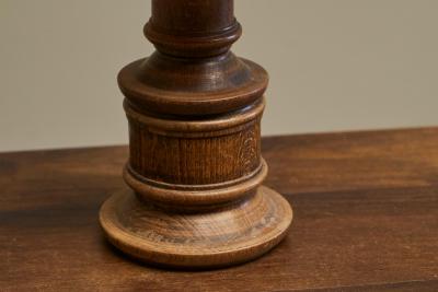 Mid Century Accent Table Lamp in Solid Oak and Patinated Brass with Raffia Shade