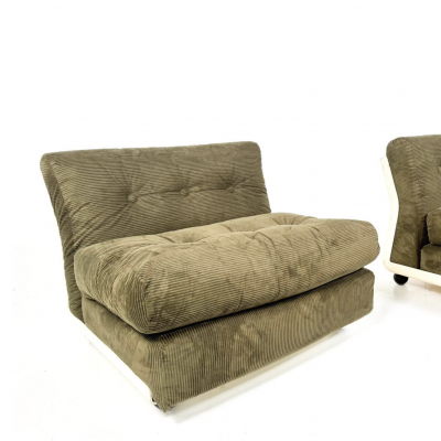 Mid Century Modern Pair of Amanta Armchairs by Mario Bellini 1960s