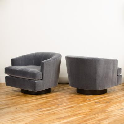 Milo Baughman A pair of Mid Century barrel back swivel chairs in the manner of Milo Baughman