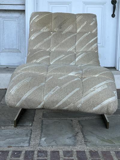 Milo Baughman MODERN BRASSTONE METAL FRAMED CHAISE LOUNGE IN THE MANNER OF MILO BAUGHMAN