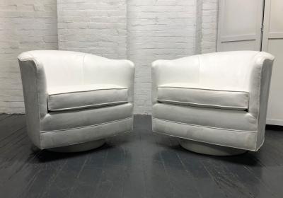 Milo Baughman Pair of Milo Baughman Style Swivel Lounge Chairs