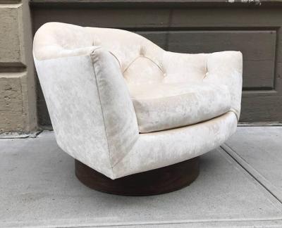 Milo Baughman Pair of Milo Baughman Swivel Lounge Chairs