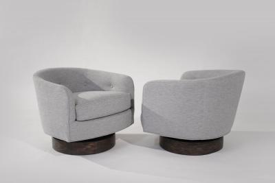 Milo Baughman Set of Swivel Tilt Lounge Chairs by Milo Baughman C 1960s