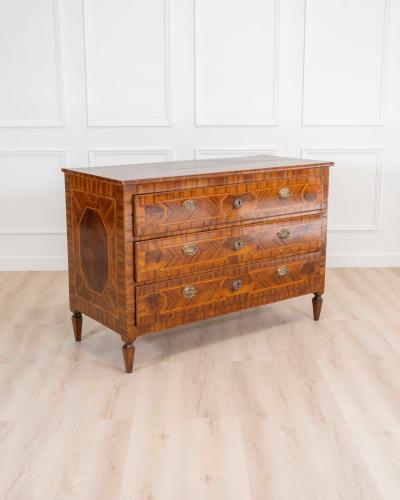 Modenese 18th century Louis XVI walnut chest of drawers with various woods and i