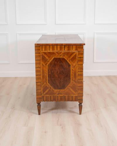 Modenese 18th century Louis XVI walnut chest of drawers with various woods and i