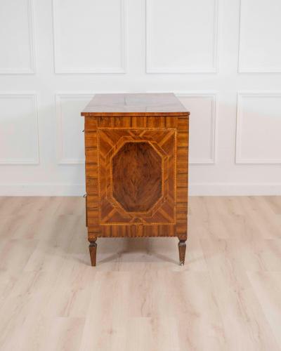 Modenese 18th century Louis XVI walnut chest of drawers with various woods and i