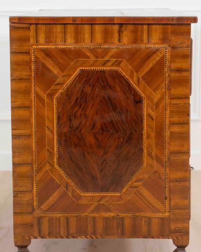 Modenese 18th century Louis XVI walnut chest of drawers with various woods and i
