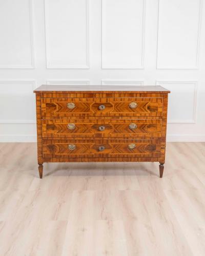 Modenese 18th century Louis XVI walnut chest of drawers with various woods and i