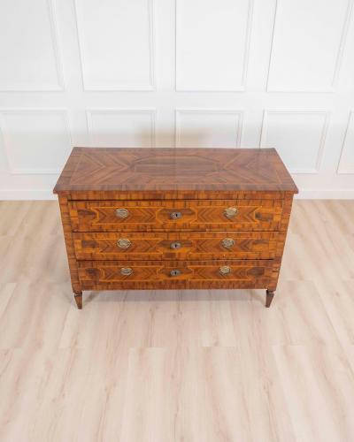 Modenese 18th century Louis XVI walnut chest of drawers with various woods and i