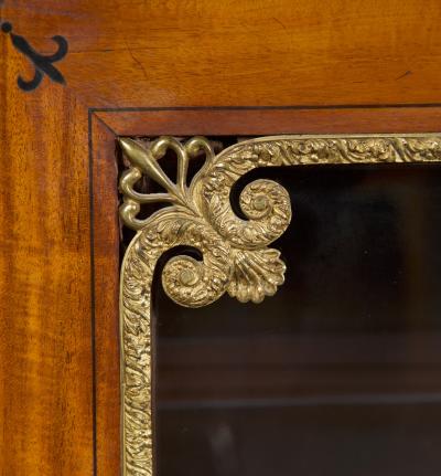 Morel and Seddon AN AMARANTH AND EBONY INLAID AND GILT BRASS MOUNTED SINGLE DOOR DISPLAY CABINET