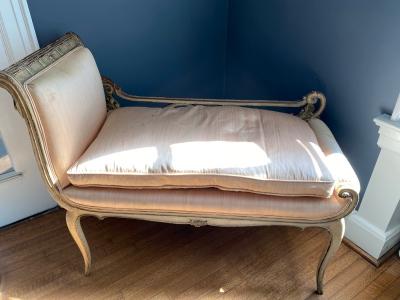 NEOCLASSICAL RECAMIER CHAISE LOUNGE WITH CARVED SWAN ACCENT