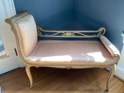 NEOCLASSICAL RECAMIER CHAISE LOUNGE WITH CARVED SWAN ACCENT