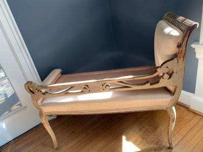 NEOCLASSICAL RECAMIER CHAISE LOUNGE WITH CARVED SWAN ACCENT