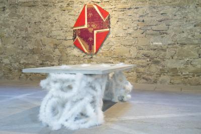 No mi Kiss CONCRETE CRACK PLUSH table