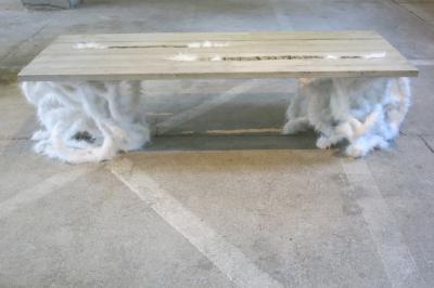 No mi Kiss CONCRETE CRACK PLUSH table