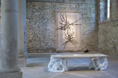 No mi Kiss TWO SPIDERS TAPESTRY