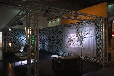 No mi Kiss TWO SPIDERS TAPESTRY