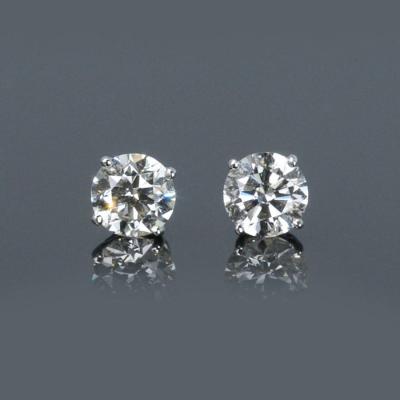 ONE PAIR OF ROUND DIAMOND EAR STUDS