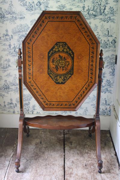 Octagonal Tilt Top Tray Table