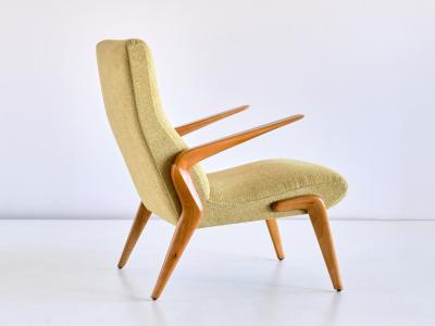 Osvaldo Borsani Important Pair of Osvaldo Borsani P71 Armchairs in Walnut Tecno Italy 1954