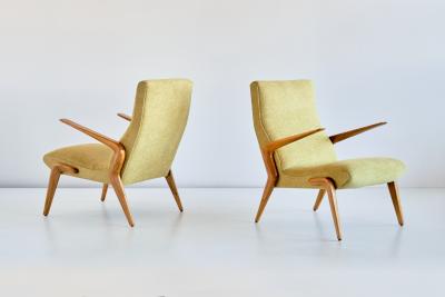 Osvaldo Borsani Important Pair of Osvaldo Borsani P71 Armchairs in Walnut Tecno Italy 1954