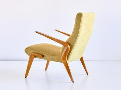 Osvaldo Borsani Important Pair of Osvaldo Borsani P71 Armchairs in Walnut Tecno Italy 1954