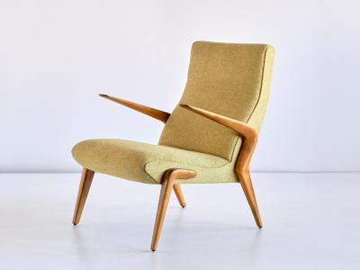 Osvaldo Borsani Important Pair of Osvaldo Borsani P71 Armchairs in Walnut Tecno Italy 1954
