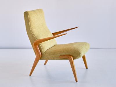 Osvaldo Borsani Important Pair of Osvaldo Borsani P71 Armchairs in Walnut Tecno Italy 1954