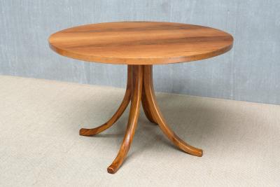 Osvaldo Borsani Osvaldo Borsani Sculptural Round Dining Table in Walnut Varedo Italy 1945
