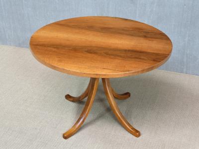 Osvaldo Borsani Osvaldo Borsani Sculptural Round Dining Table in Walnut Varedo Italy 1945