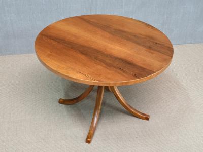 Osvaldo Borsani Osvaldo Borsani Sculptural Round Dining Table in Walnut Varedo Italy 1945