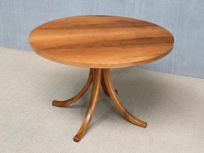 Osvaldo Borsani Osvaldo Borsani Sculptural Round Dining Table in Walnut Varedo Italy 1945