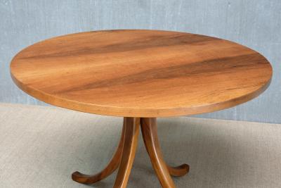 Osvaldo Borsani Osvaldo Borsani Sculptural Round Dining Table in Walnut Varedo Italy 1945