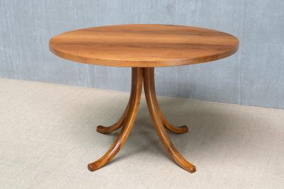 Osvaldo Borsani Osvaldo Borsani Sculptural Round Dining Table in Walnut Varedo Italy 1945