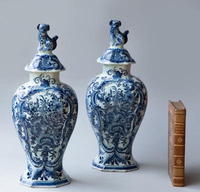 PAIR OF 18TH CENTURY DELFT BALUSTER VASES WITH LIDS