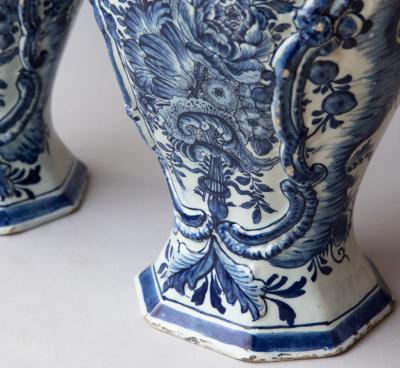 PAIR OF 18TH CENTURY DELFT BALUSTER VASES WITH LIDS